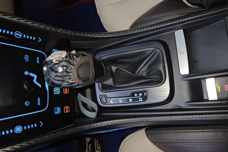 Used JMC Yusheng S330 2016 1.5L GTDi Automatic Two-Wheel Drive Flagship Edition Gear Lever