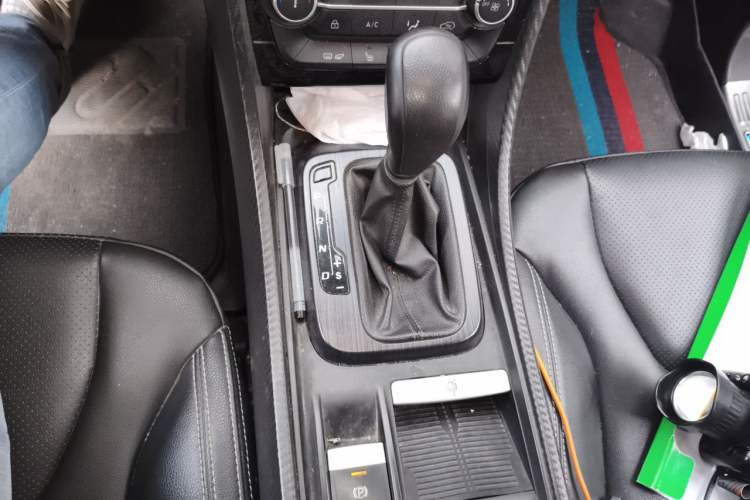 Used JMC Yusheng S330 2016 1.5L GTDi Automatic Two-Wheel Drive Prestige Edition Gear Lever