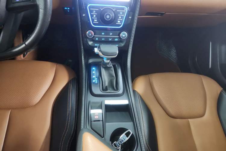 Used JMC Yusheng S330 2016 1.5L GTDi Automatic Two-Wheel Drive Prestige Edition Gear Lever