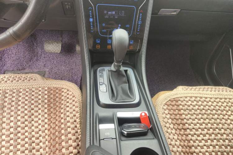 Used JMC Yusheng S330 2016 1.5L GTDi Automatic Two-Wheel Drive Flagship Edition Gear Lever