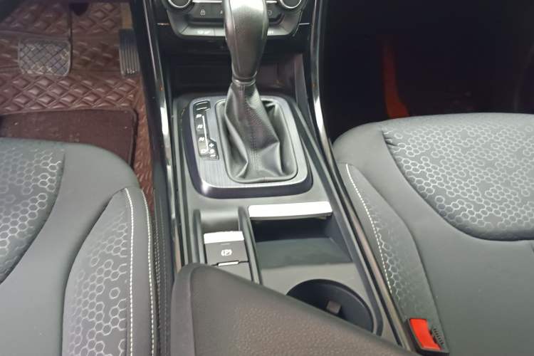 Used JMC Yusheng S330 2016 1.5L GTDi Automatic Two-Wheel Drive Comfort Edition Gear Lever