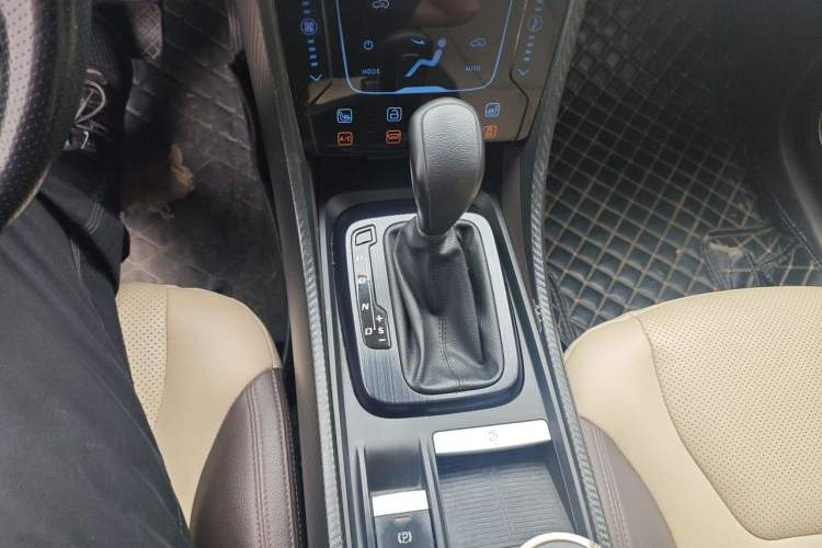 Used JMC Yusheng S330 2016 1.5L GTDi Automatic Two-Wheel Drive Flagship Edition Gear Lever
