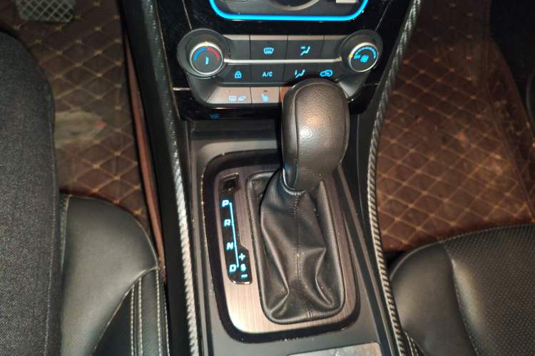 Used JMC Yusheng S330 2016 1.5L GTDi Automatic Two-Wheel Drive Fashion Edition Gear Lever