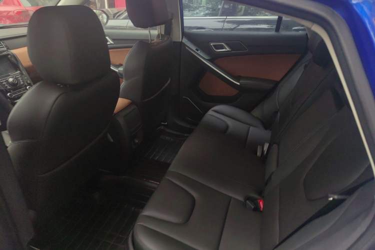 Used JMC Yusheng S330 2016 1.5L GTDi Automatic Two-Wheel Drive Prestige Edition Interior 3