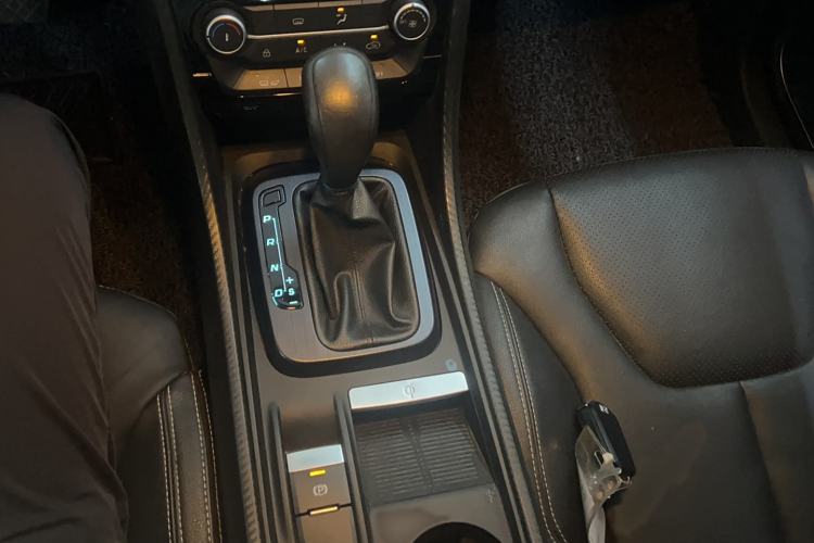 Used JMC Yusheng S330 2016 1.5L GTDi Automatic Two-Wheel Drive Prestige Edition Interior 5