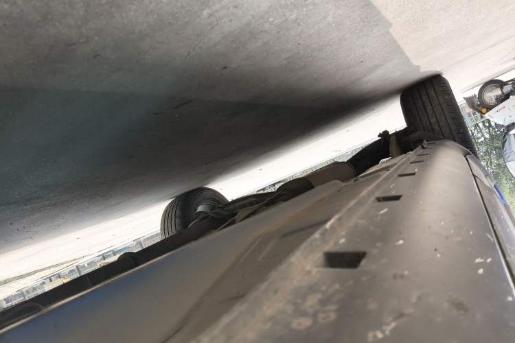 Used JMC Yusheng S330 2016 1.5L GTDi Automatic Two-Wheel Drive Fashion Edition Right Side Sill
