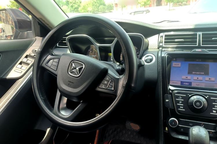 Used JMC Yusheng S330 2016 1.5L GTDi Automatic Two-Wheel Drive Prestige Edition Center Console