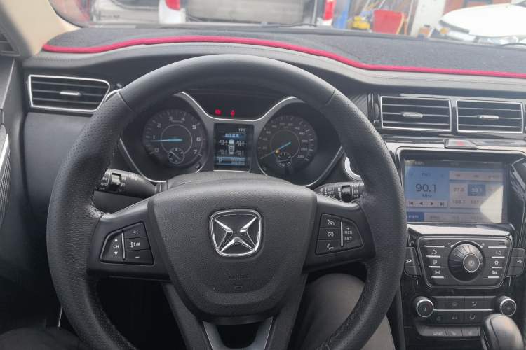 Used JMC Yusheng S330 2016 1.5L GTDi Automatic Two-Wheel Drive Fashion Edition Center Console