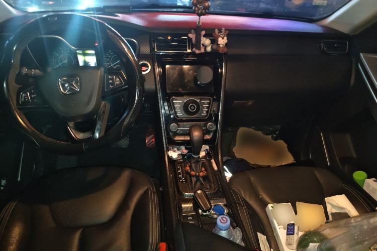 Used JMC Yusheng S330 2016 1.5L GTDi Automatic Two-Wheel Drive Prestige Edition Center Console