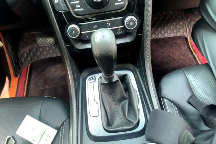 Used JMC Yusheng S330 2016 1.5L GTDi Automatic Two-Wheel Drive Prestige Edition Gear Lever