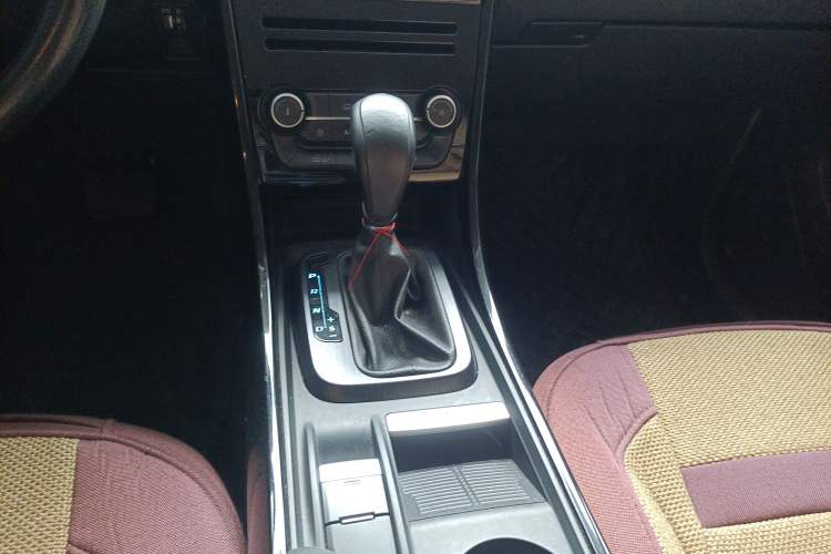 Used JMC Yusheng S330 2016 1.5L GTDi Automatic Two-Wheel Drive Comfort Edition Gear Lever