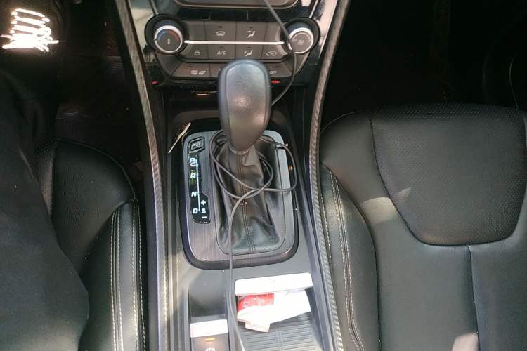 Used JMC Yusheng S330 2016 1.5L GTDi Automatic Two-Wheel Drive Prestige Edition Gear Lever