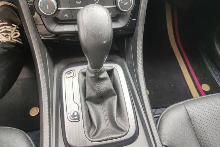 Used JMC Yusheng S330 2016 1.5L GTDi Automatic Two-Wheel Drive Prestige Edition Gear Lever