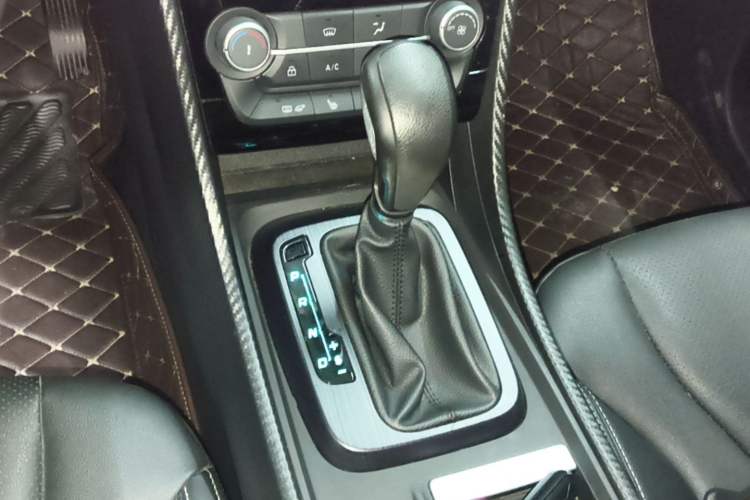Used JMC Yusheng S330 2016 1.5L GTDi Automatic Two-Wheel Drive Prestige Edition Gear Lever