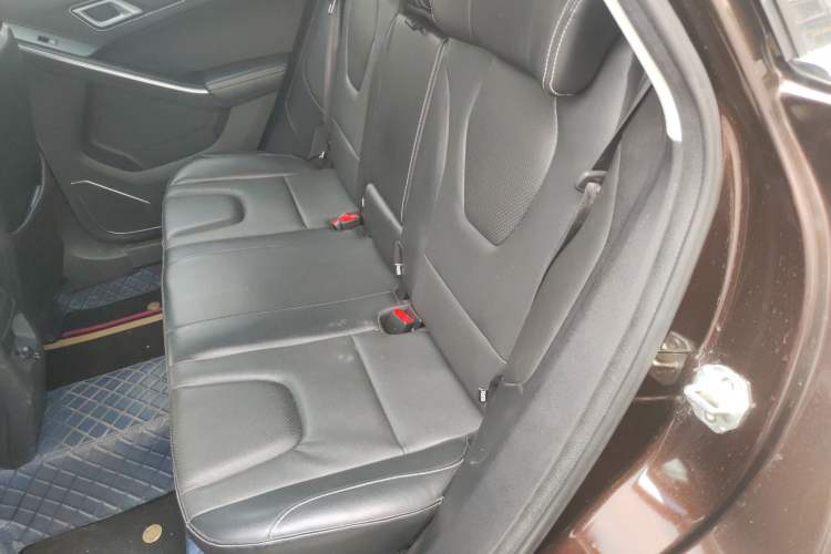 Used JMC Yusheng S330 2016 1.5L GTDi Automatic Two-Wheel Drive Prestige Edition Interior 4