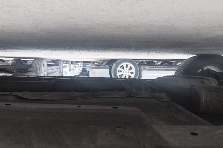 Used JMC Yusheng S330 2016 1.5L GTDi Automatic Two-Wheel Drive Fashion Edition Right Side Sill