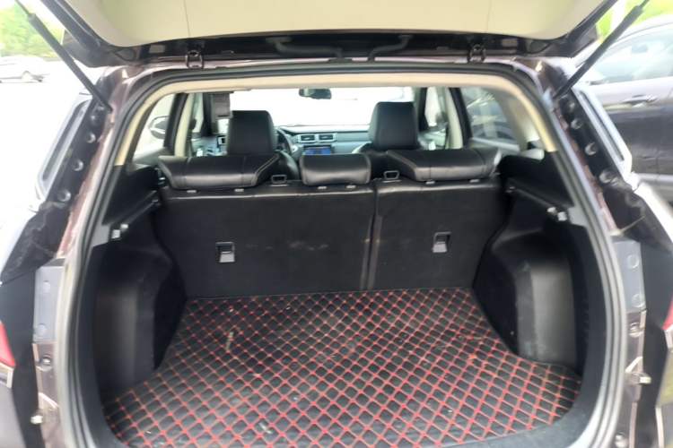 Used JMC Yusheng S330 2016 1.5L GTDi Automatic Two-Wheel Drive Prestige Edition Trunk