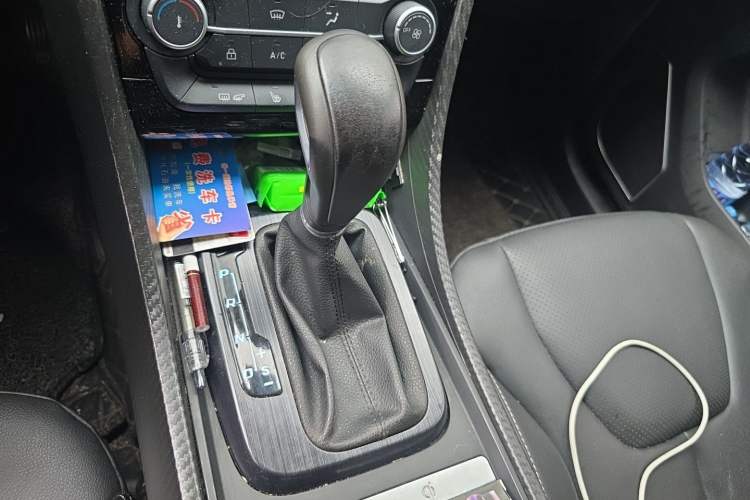Used JMC Yusheng S330 2016 1.5L GTDi Automatic Two-Wheel Drive Prestige Edition Gear Lever