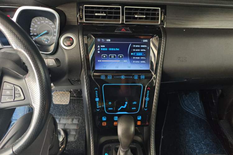 Used JMC Yusheng S330 2016 1.5L GTDi Automatic Two-Wheel Drive Flagship Edition Audio And AC Panel