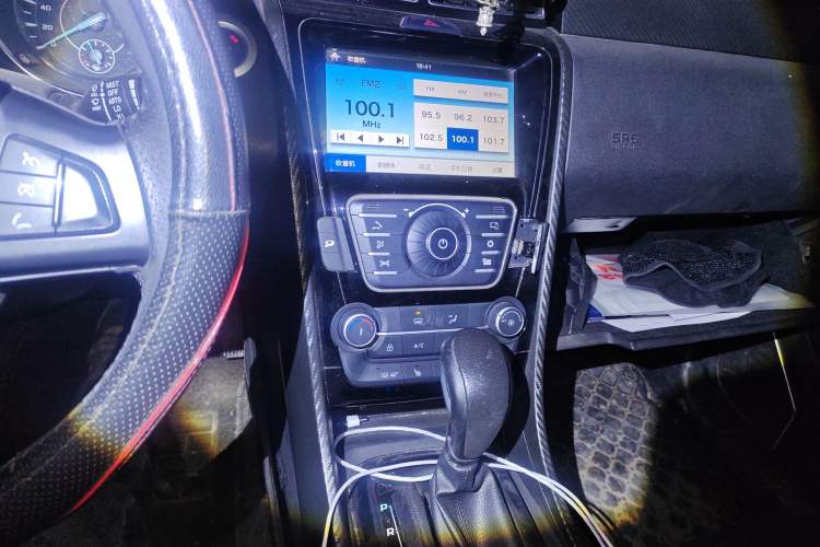 Used JMC Yusheng S330 2016 1.5L GTDi Automatic Two-Wheel Drive Fashion Edition Audio And AC Panel