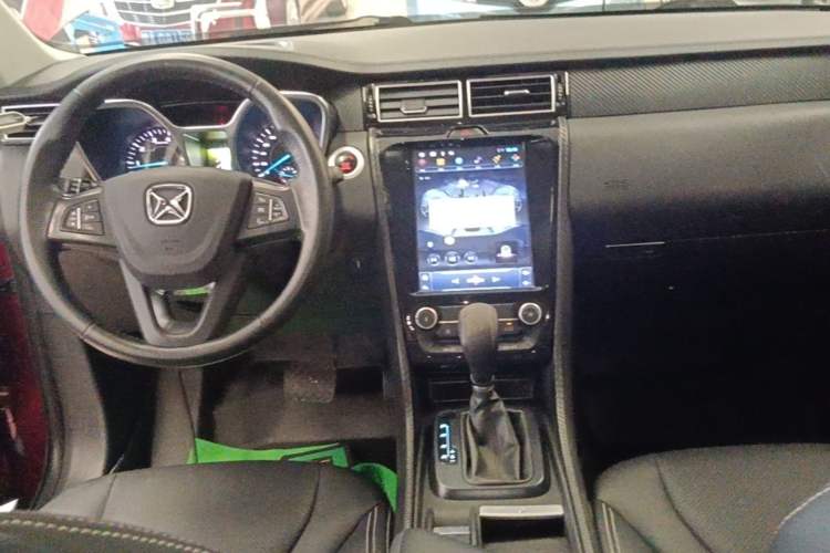 Used JMC Yusheng S330 2016 1.5L GTDi Automatic Two-Wheel Drive Fashion Edition Center Console