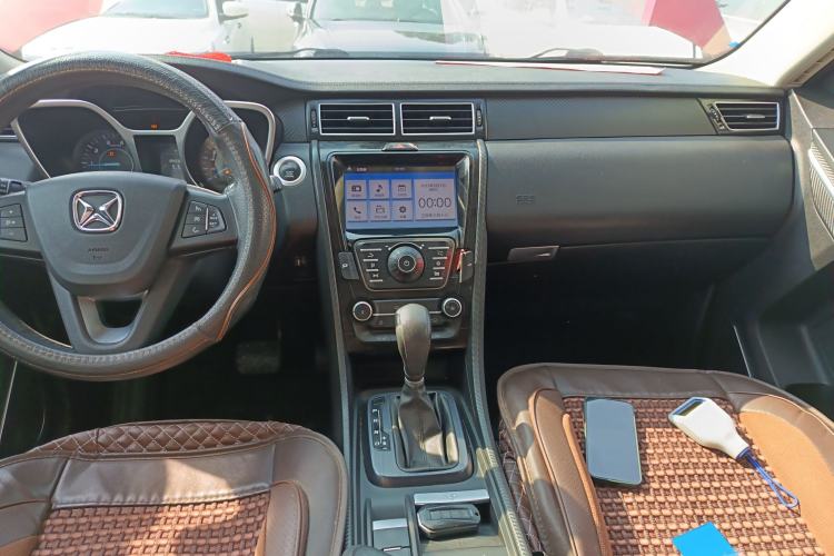 Used JMC Yusheng S330 2016 1.5L GTDi Automatic Two-Wheel Drive Fashion Edition Center Console