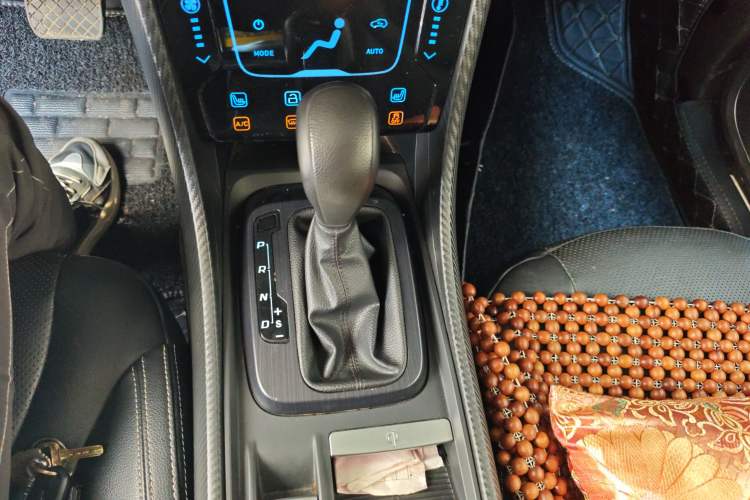 Used JMC Yusheng S330 2016 1.5L GTDi Automatic Two-Wheel Drive Flagship Edition Gear Lever