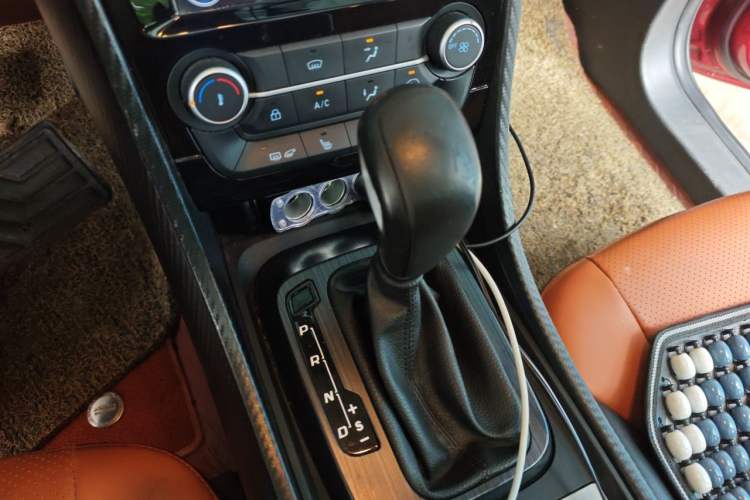 Used JMC Yusheng S330 2016 1.5L GTDi Automatic Two-Wheel Drive Prestige Edition Gear Lever