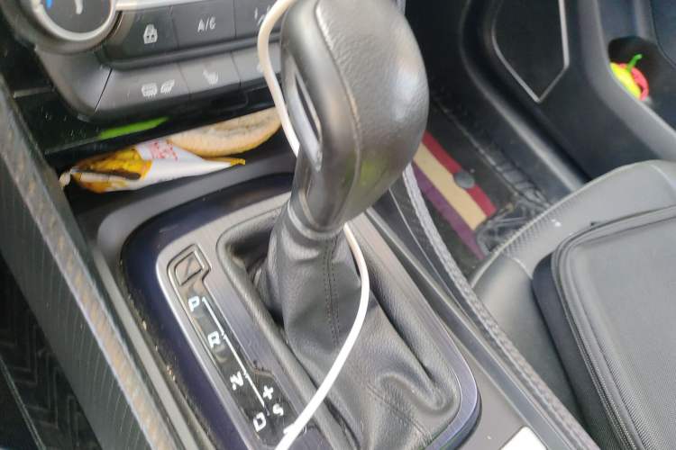 Used JMC Yusheng S330 2016 1.5L GTDi Automatic Two-Wheel Drive Prestige Edition Gear Lever