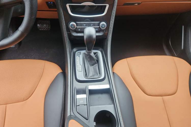 Used JMC Yusheng S330 2016 1.5L GTDi Automatic Two-Wheel Drive Fashion Edition Gear Lever