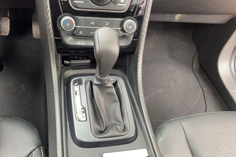 Used JMC Yusheng S330 2016 1.5L GTDi Automatic Two-Wheel Drive Fashion Edition Gear Lever