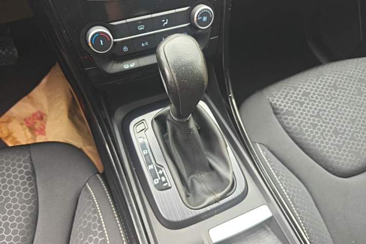 Used JMC Yusheng S330 2016 1.5L GTDi Automatic Two-Wheel Drive Comfort Edition Gear Lever