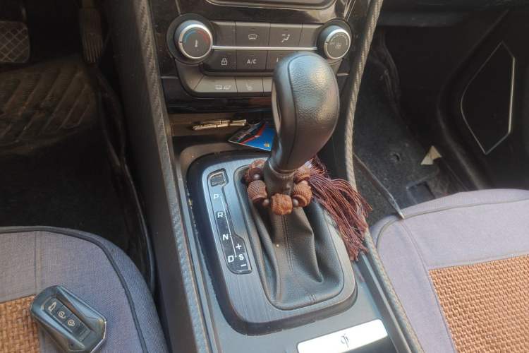 Used JMC Yusheng S330 2016 1.5L GTDi Automatic Two-Wheel Drive Fashion Edition Gear Lever