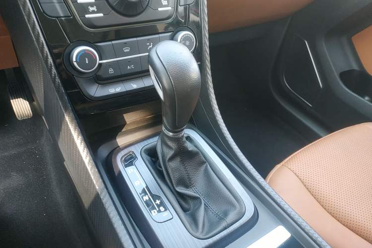 Used JMC Yusheng S330 2016 1.5L GTDi Automatic Two-Wheel Drive Prestige Edition Gear Lever