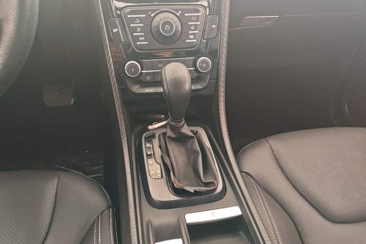 Used JMC Yusheng S330 2016 1.5L GTDi Automatic Two-Wheel Drive Prestige Edition Gear Lever
