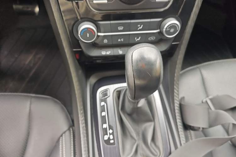 Used JMC Yusheng S330 2016 1.5L GTDi Automatic Two-Wheel Drive Prestige Edition Gear Lever