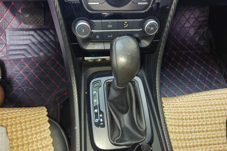 Used JMC Yusheng S330 2016 1.5L GTDi Automatic Two-Wheel Drive Prestige Edition Gear Lever