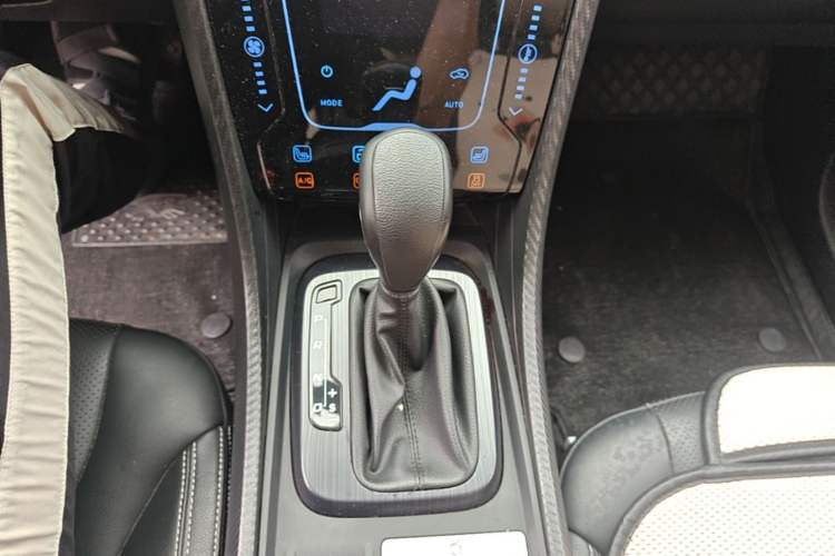 Used JMC Yusheng S330 2016 1.5L GTDi Automatic All-Wheel-Drive Flagship Edition Gear Lever