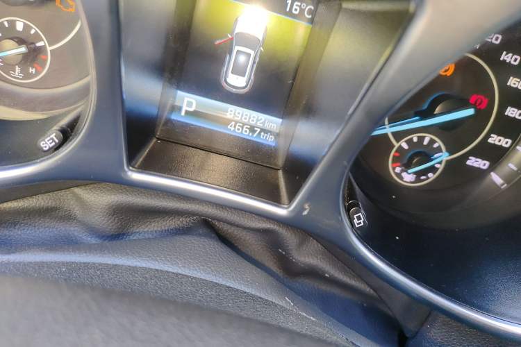 Used JMC Yusheng S330 2016 1.5L GTDi Automatic Two-Wheel Drive Prestige Edition Odometer Close Up