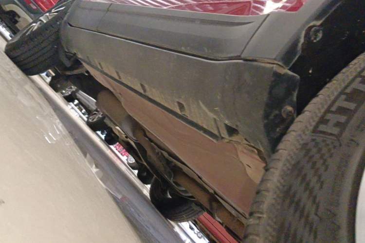Used JMC Yusheng S330 2016 1.5L GTDi Automatic Two-Wheel Drive Fashion Edition Right Side Sill