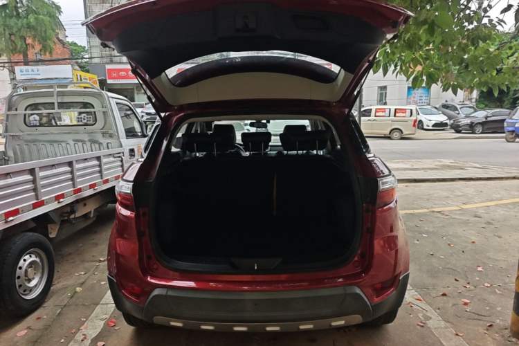 Used JMC Yusheng S330 2016 1.5L GTDi Automatic Two-Wheel Drive Prestige Edition Trunk