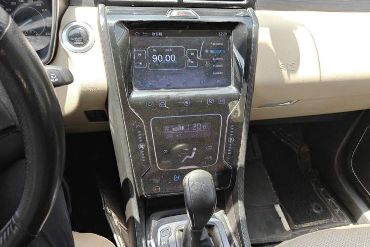 Used JMC Yusheng S330 2016 1.5L GTDi Automatic Two-Wheel Drive Flagship Edition Audio And AC Panel