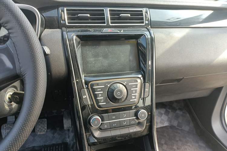 Used JMC Yusheng S330 2016 1.5L GTDi Manual Two-Wheel Drive Value Edition Audio And AC Panel