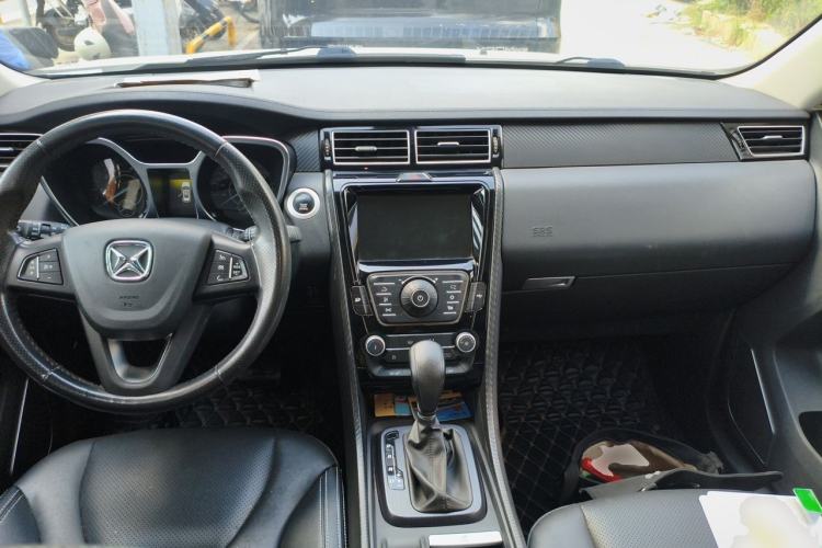 Used JMC Yusheng S330 2016 1.5L GTDi Automatic Two-Wheel Drive Fashion Edition Center Console
