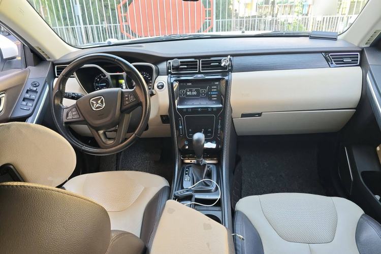 Used JMC Yusheng S330 2016 1.5L GTDi Automatic Two-Wheel Drive Fashion Edition Center Console