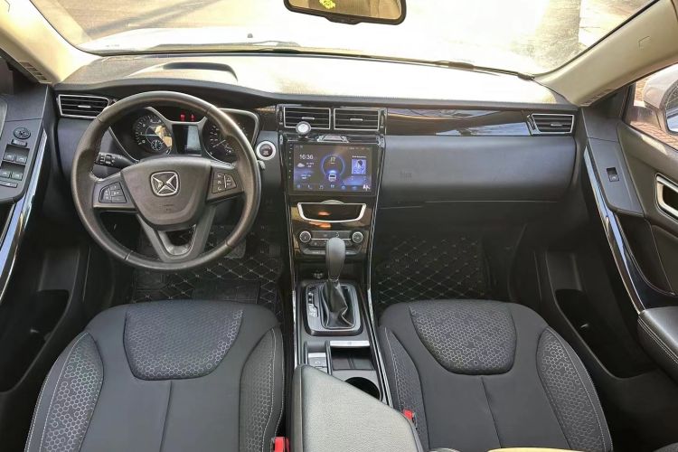 Used JMC Yusheng S330 2016 1.5L GTDi Automatic Two-Wheel Drive Comfort Edition Center Console