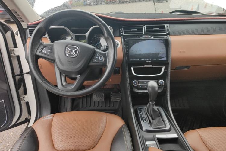 Used JMC Yusheng S330 2016 1.5L GTDi Automatic Two-Wheel Drive Prestige Edition Center Console