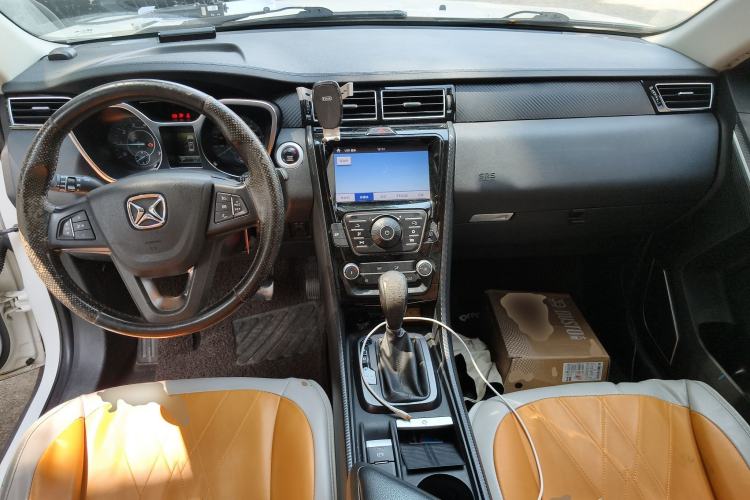 Used JMC Yusheng S330 2016 1.5L GTDi Automatic Two-Wheel Drive Comfort Edition Center Console