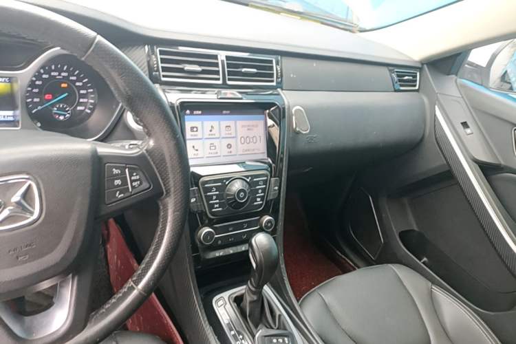 Used JMC Yusheng S330 2016 1.5L GTDi Automatic Two-Wheel Drive Fashion Edition Center Console