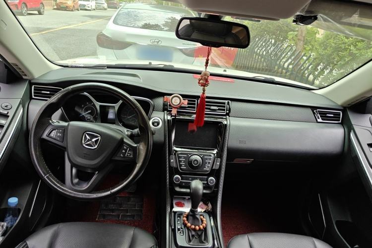 Used JMC Yusheng S330 2016 1.5L GTDi Automatic Two-Wheel Drive Fashion Edition Center Console